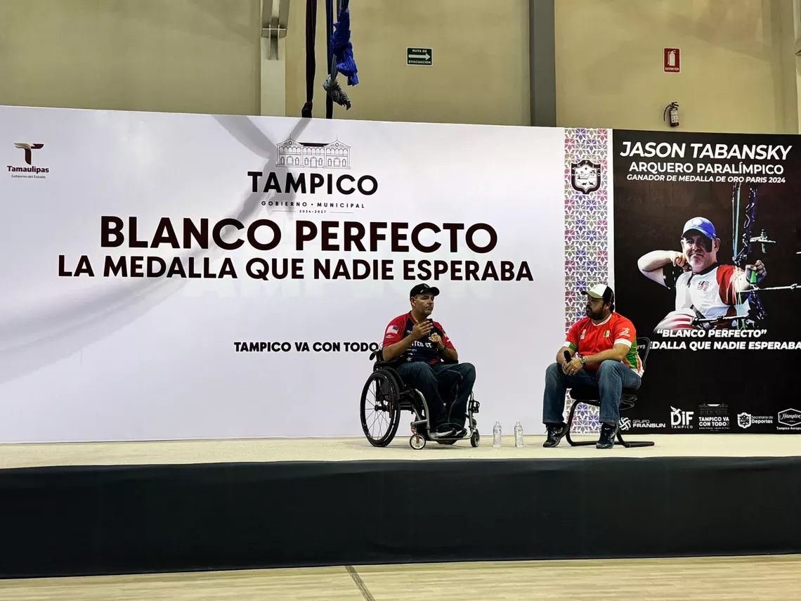 Jason Tabansky doing his talk in Mexico.