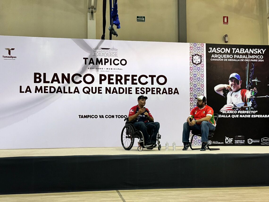 Jason Tabansky doing his talk in Mexico.