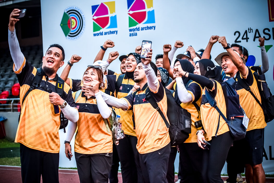 Juwaidi Mazuki taking a selfie with team Malaysia at the 2025 Asian Championships.