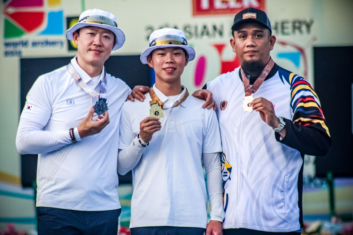 Juwaidi posing with silver medallist Choi Yonghee and gold medallist Lee Eun Ho at Dhaka.