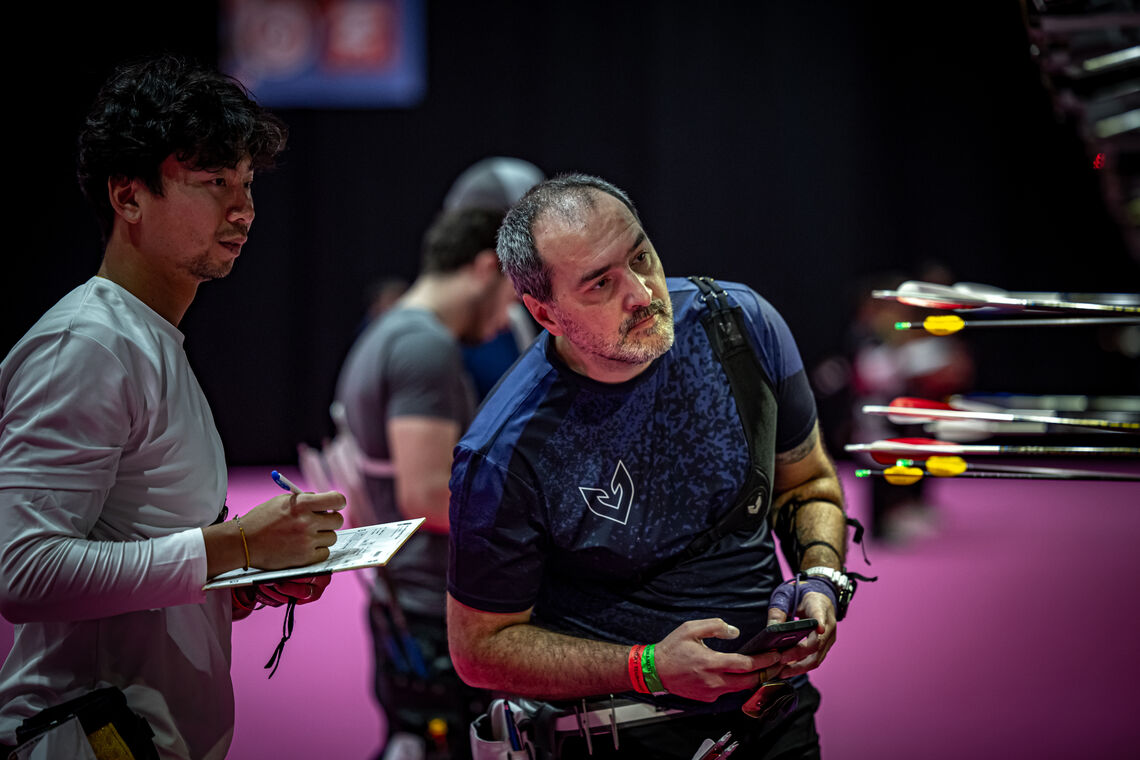 Alexandre Desemery checking scores against Wei Chun-Heng.