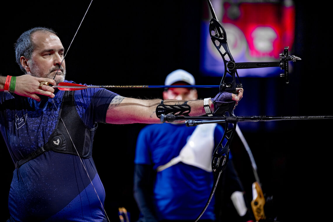 Alexandre Desemery aiming versus Marcus D'Almeida.