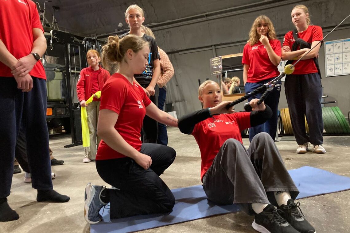 One archer trying an exercise with guidance from Helena Hyhne.