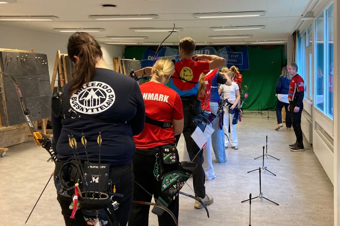 Archers doing technique practice at short distance, overseen by Dennis Bager.
