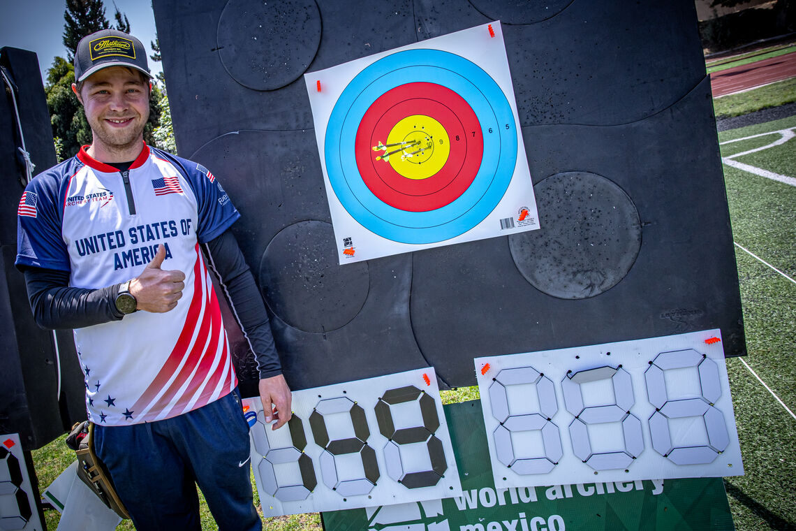 Stephan Hansen with a thumbs up next to his winning target face at Puebla 2026. 