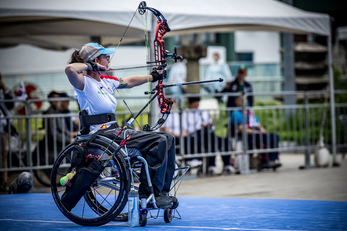 Isabel Fernández Jiménez preparing to shoot.