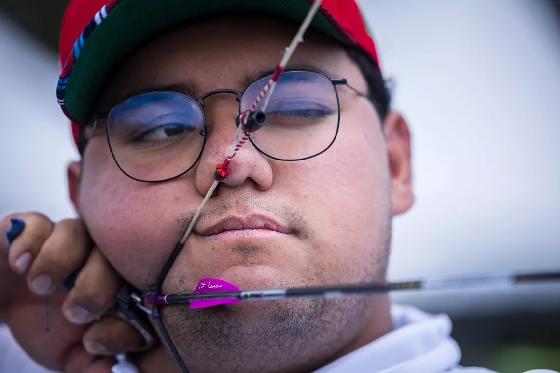 Up-close image of Sebastian Garcia aiming at Puebla 2026.