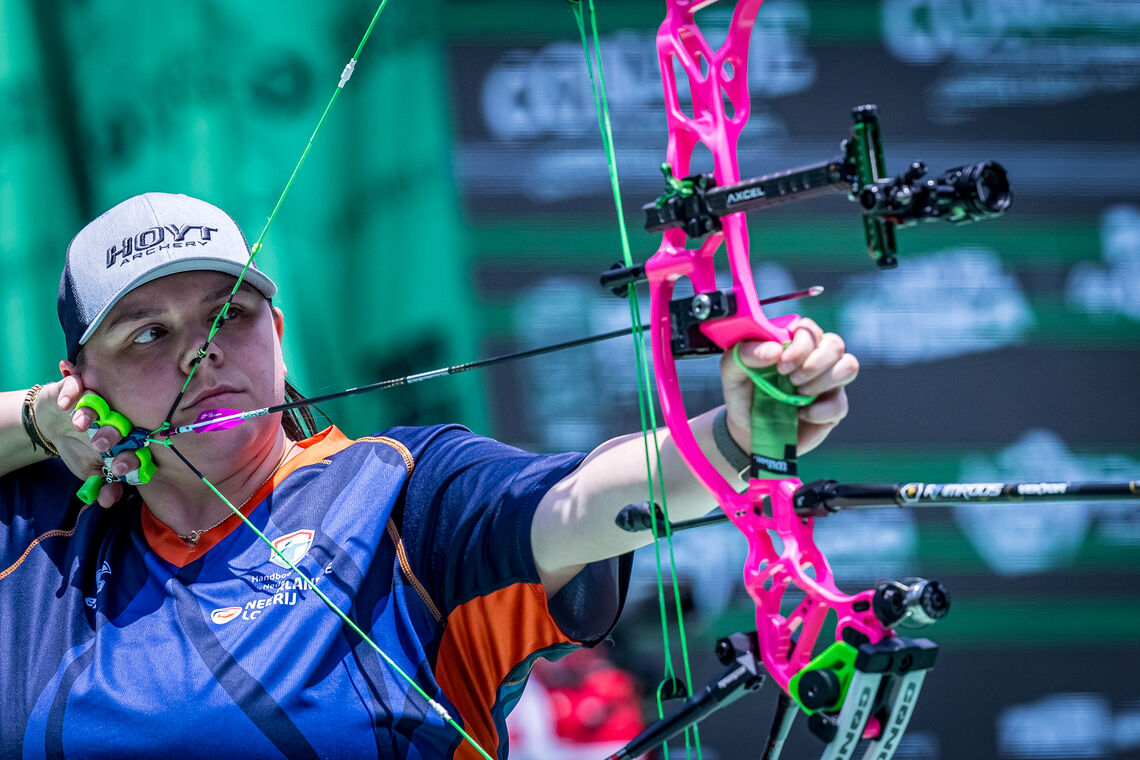 Sanne de Laat shooting in the compound mixed team final at Puebla 2026. 