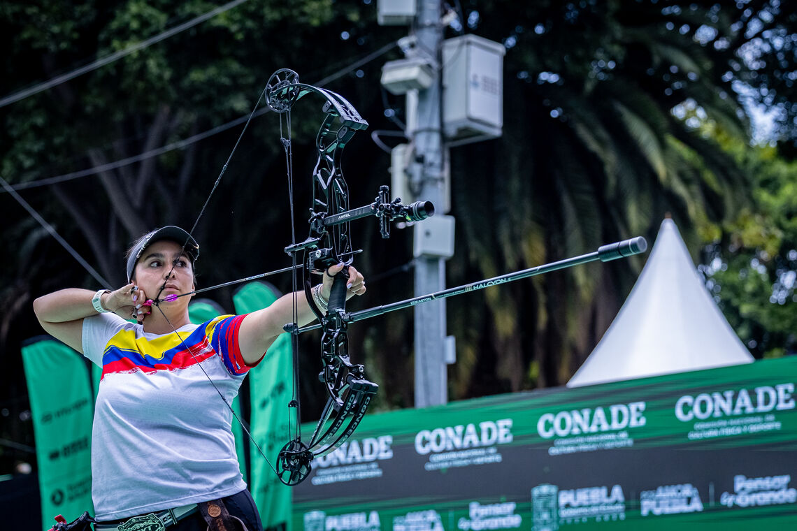 Sara Lopez aiming in the compound women gold medal match at Puebla 2026.