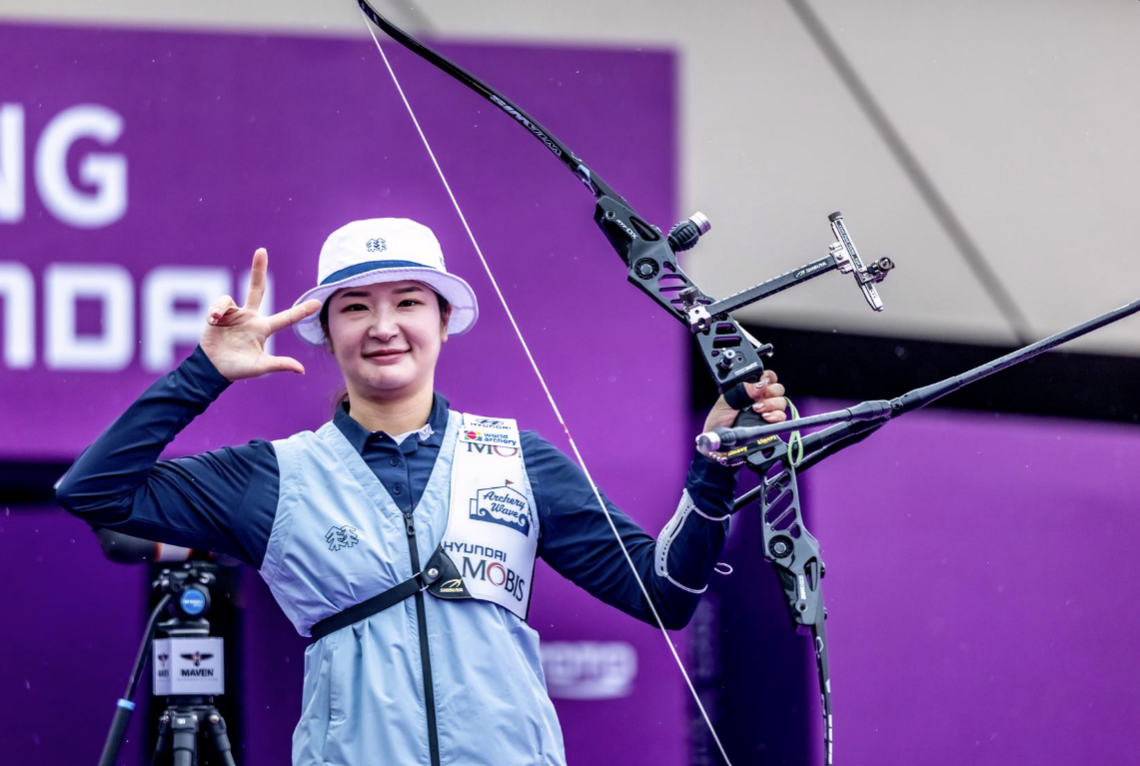 Kang Chaeyoung celebrating.