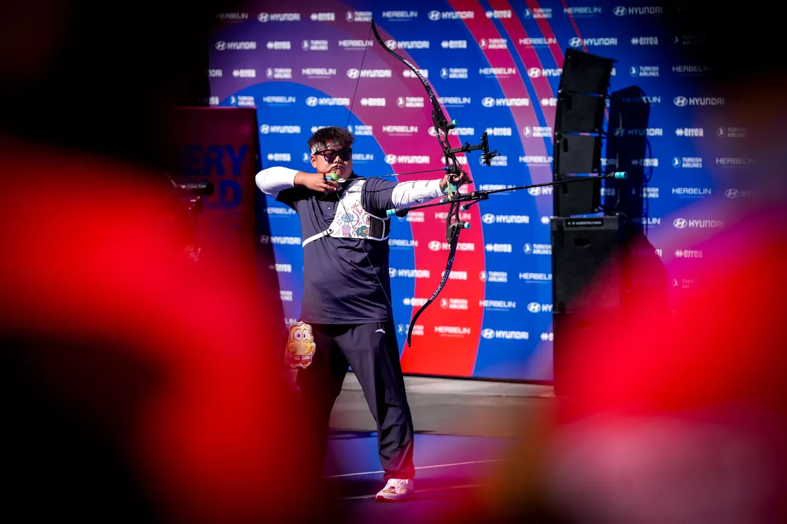 Li Mengqi aiming during the Shanghai 2026 recurve men gold medal match.