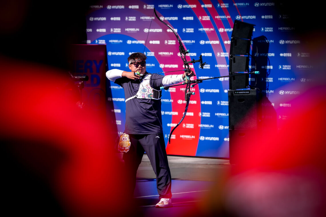 Li Mengqi aiming during the Shanghai 2026 recurve men gold medal match.