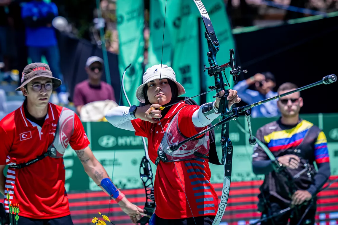 Mete Gazoz and Elif Gokkir shooting mixed team at Puebla 2026 Hyundai Archery World Cup.