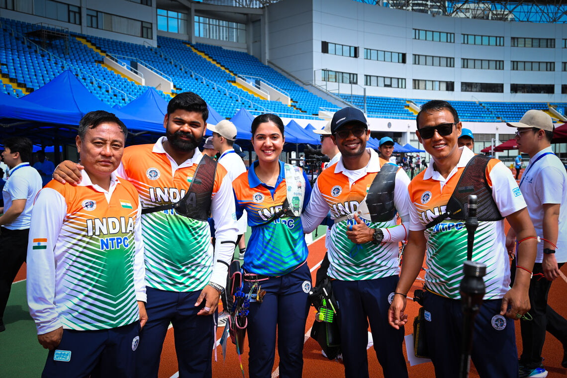 Simranjeet Kaur in the middle of India's coaches, celebrating reaching the final four at Shanghai 2026.