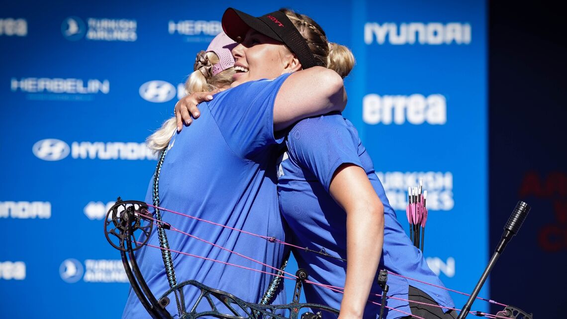 Lisell Jaatma hugging her mum Maarika after winning the compound women gold at Shanghai 2026.