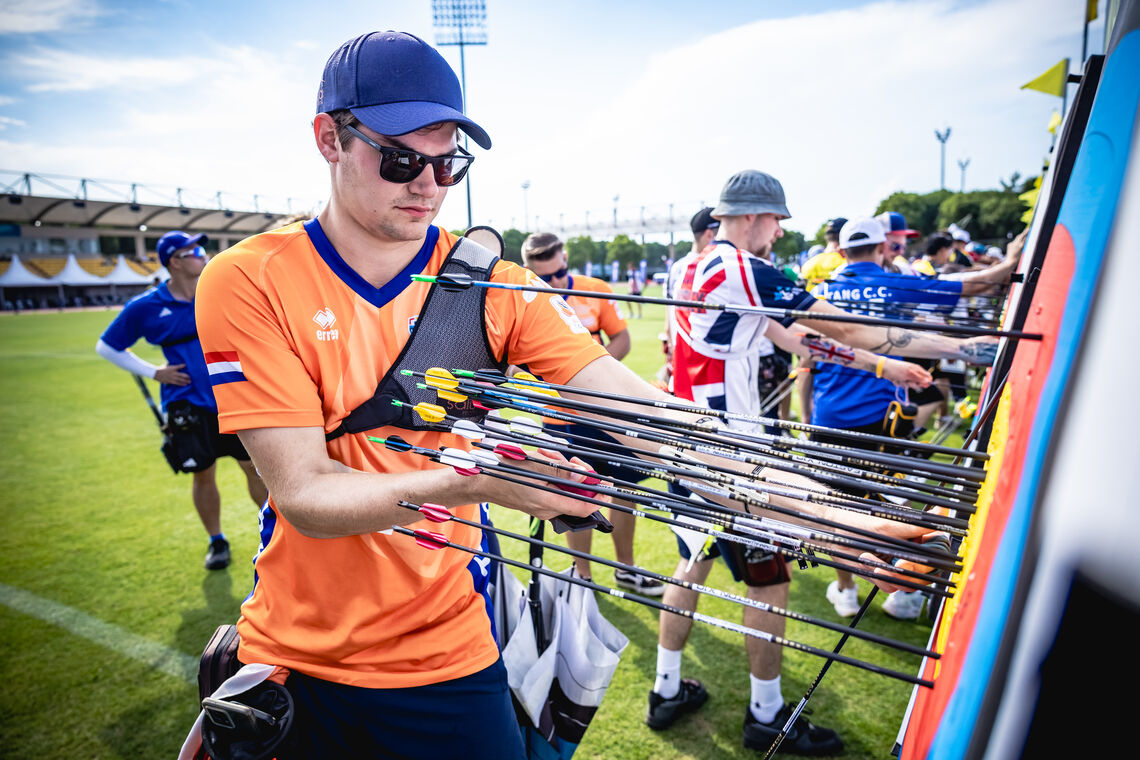 Willem Bakker pulling his arrows out of the target at Antalya 2026. 
