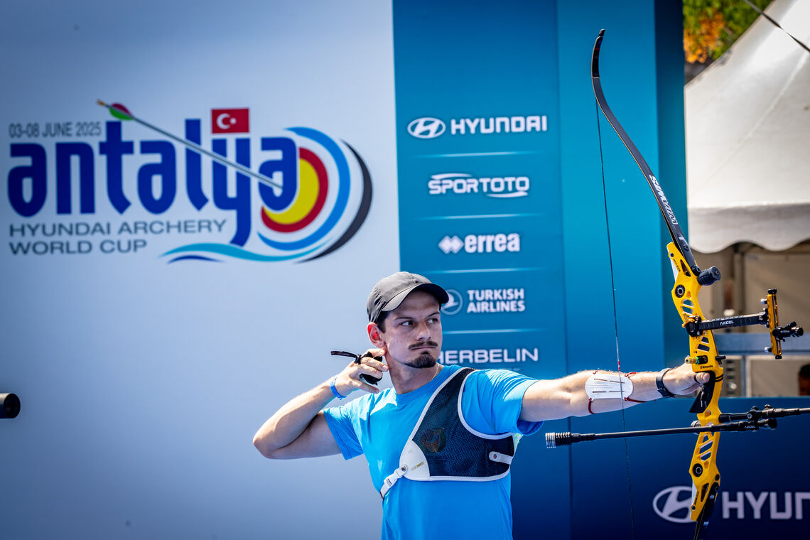 Marcus D'Almeida shooting at the Antalya 2025 recurve men final.