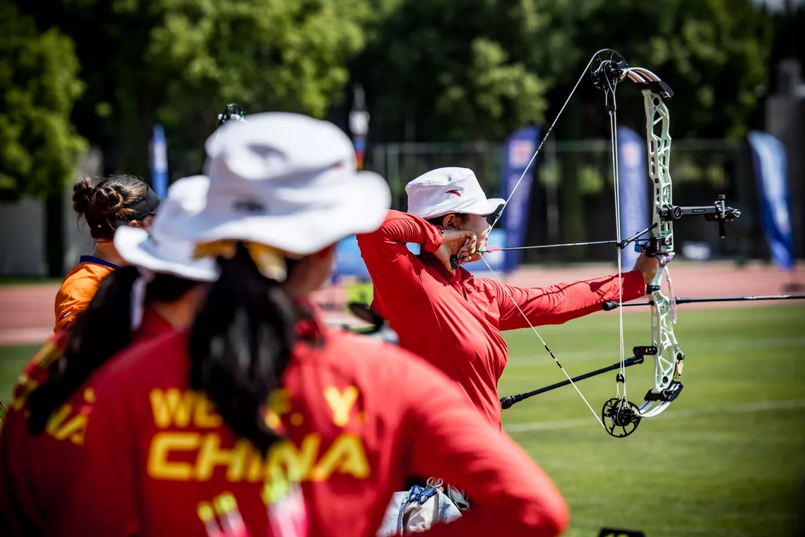 Ma Shujia aiming at Antalya 2026 whilst her teammates watch her.