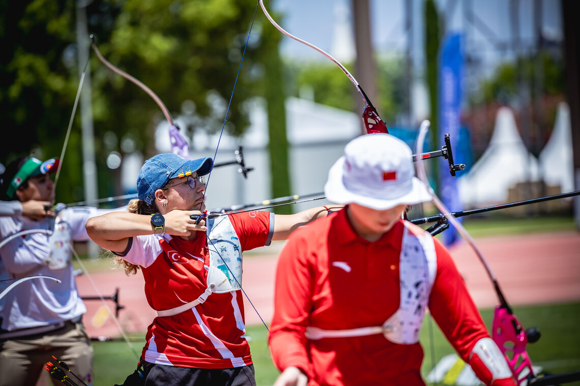 Dunya Yenihayat aiming whilst Li Jiaman gets ready to shoot at Antalya 2026.