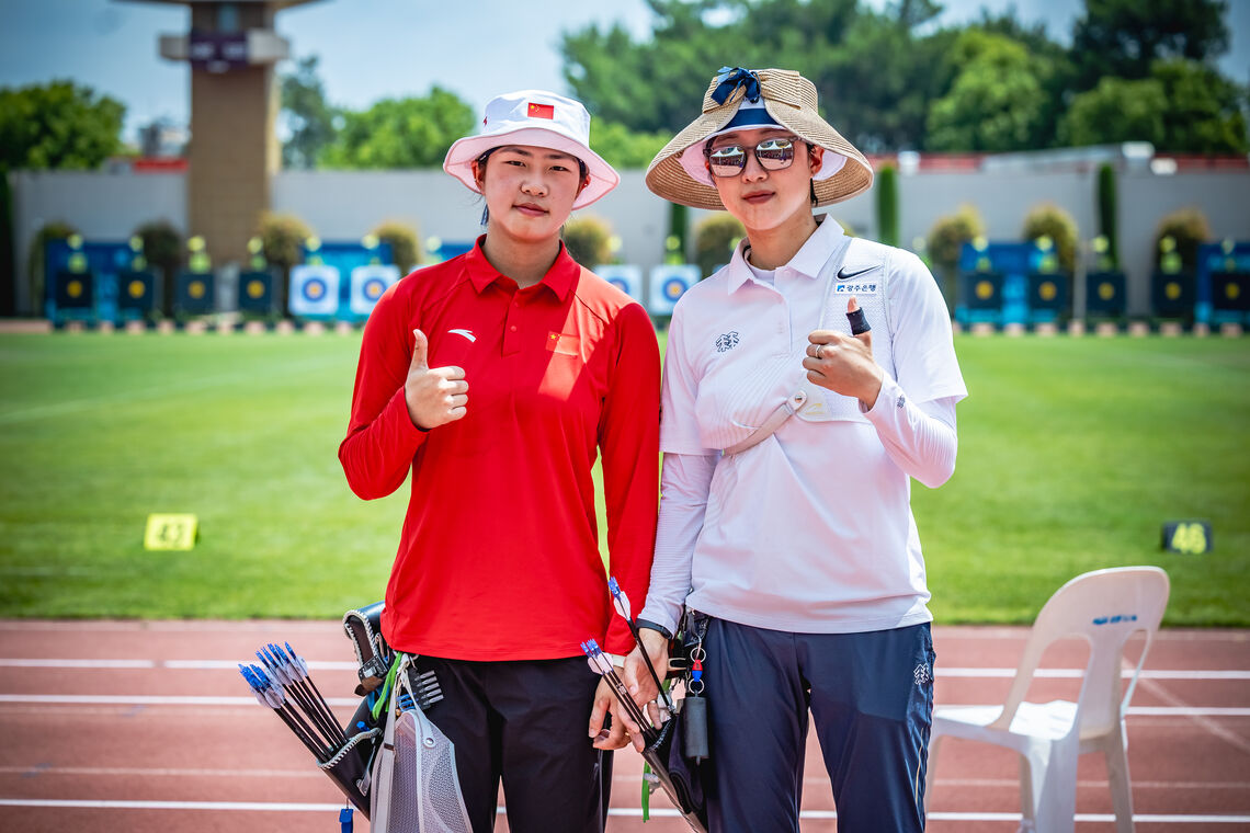 Zhu Jingyi and An San giving a thumbs up after reaching the recurve women final four at Antalya 2026.