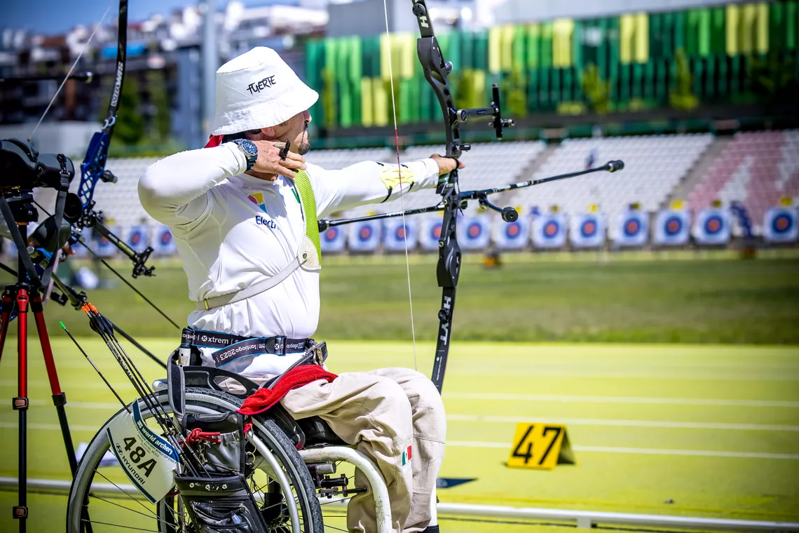 Samuel Molina shooting during recurve qualification at Madrid 2026.