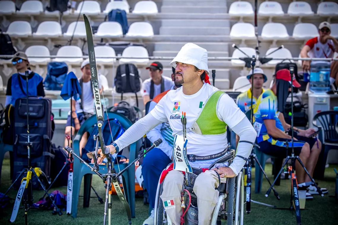 Samuel Molina looking on behind the shooting line at Madrid 2026.