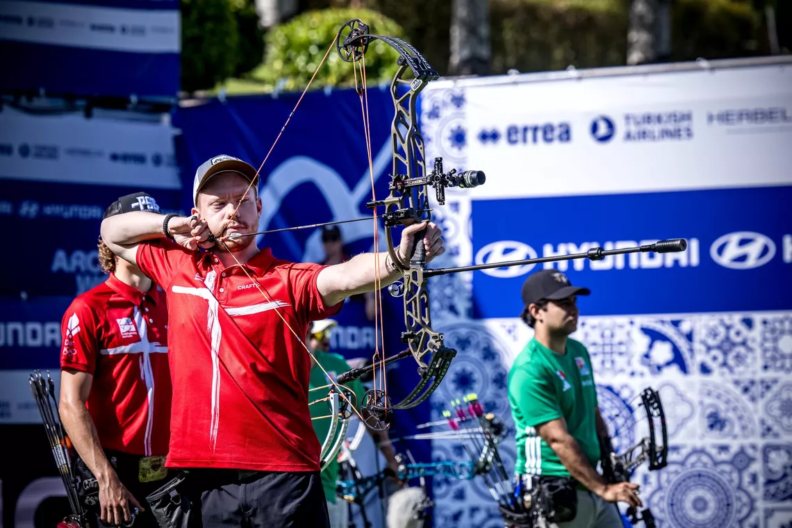 Rasmus Bramsen aiming in the compound men team final at Madrid 2026.