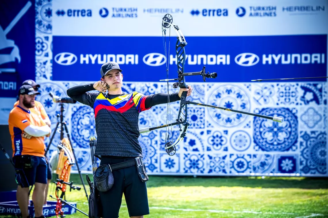 Pablo Gomez Zuluaga aiming in the compound men final at Madrid 2026.