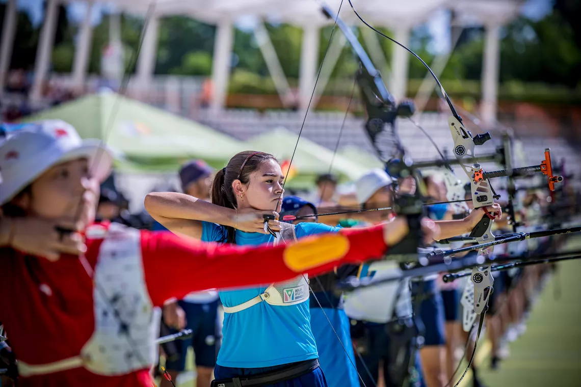 Line of recurve women archers shooting at Madrid 2025.
