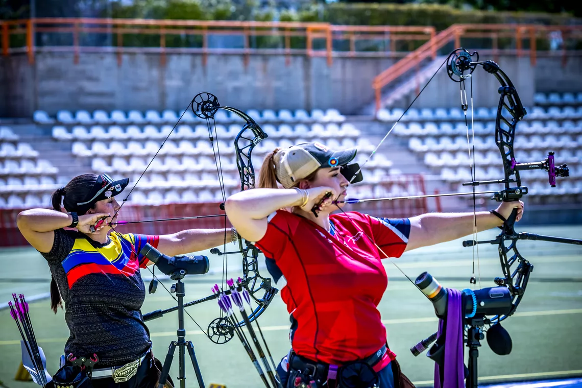 Sara Lopez and Ella Gibson shooting against each other in a match at Madrid 2026.
