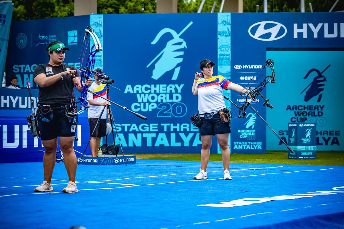 Andrea Becerra watching on as Sara Lopez shoots at Antalya 2026.