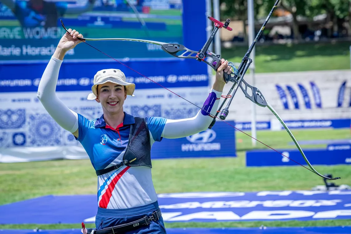 Marie Horackova holding her bow in the air after winning Madrid 2026..