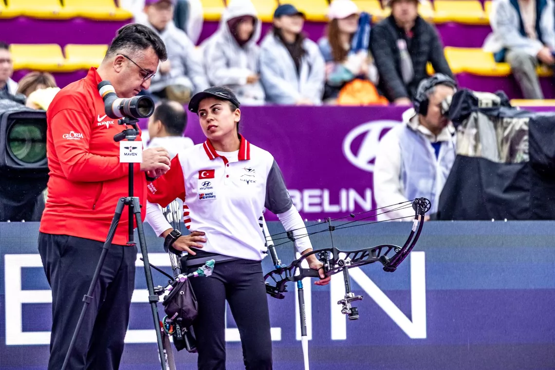 Hazal Burun talking to her coach at the Nanjing 2025 World Cup Final.