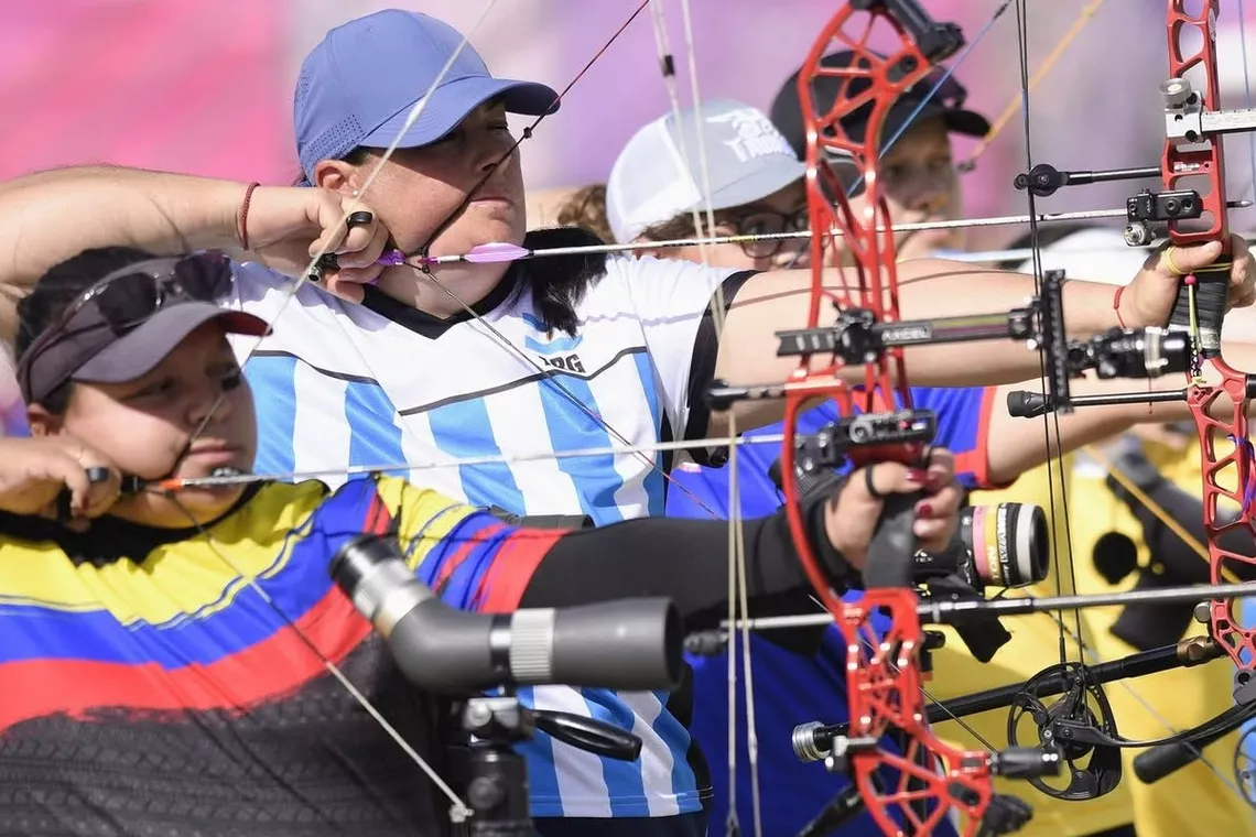compound archers shooting