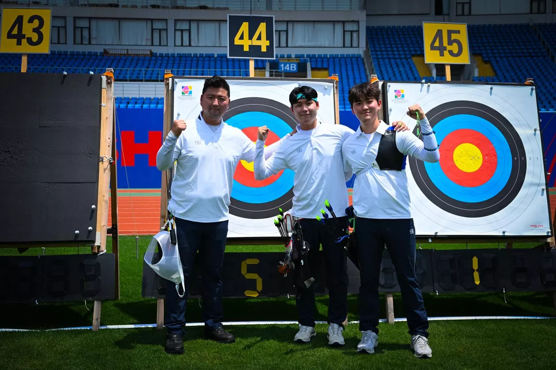 Athletes pose after their round