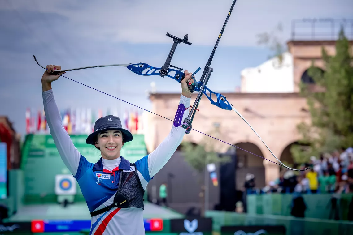 Marie Horackova lifting her bow in the air after winning Saltillo 2026.