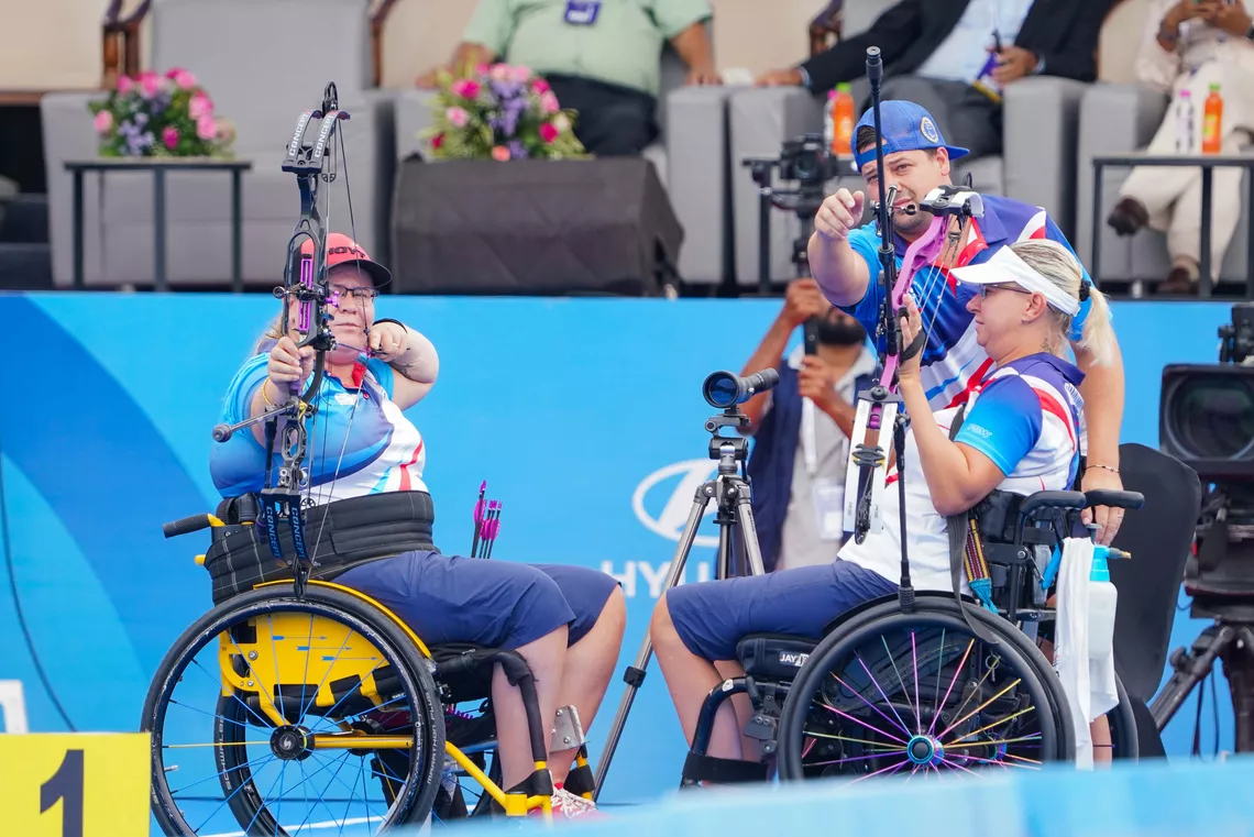 Sarkar Pultar Musilova aiming in the para compound women team final at Ahmedabad 2026.