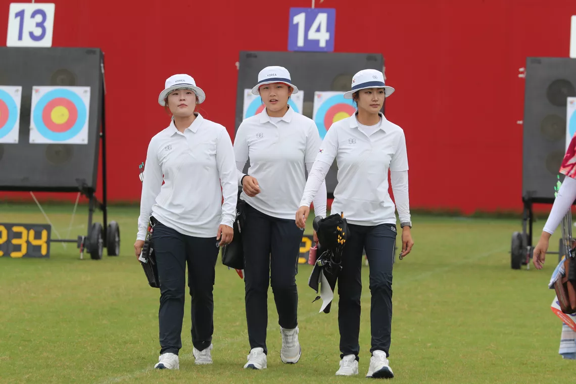 Park Yerin, Kang Yeonseo and Park Jungyoon walking back together from the target at Aichi-Nagoya 2026.