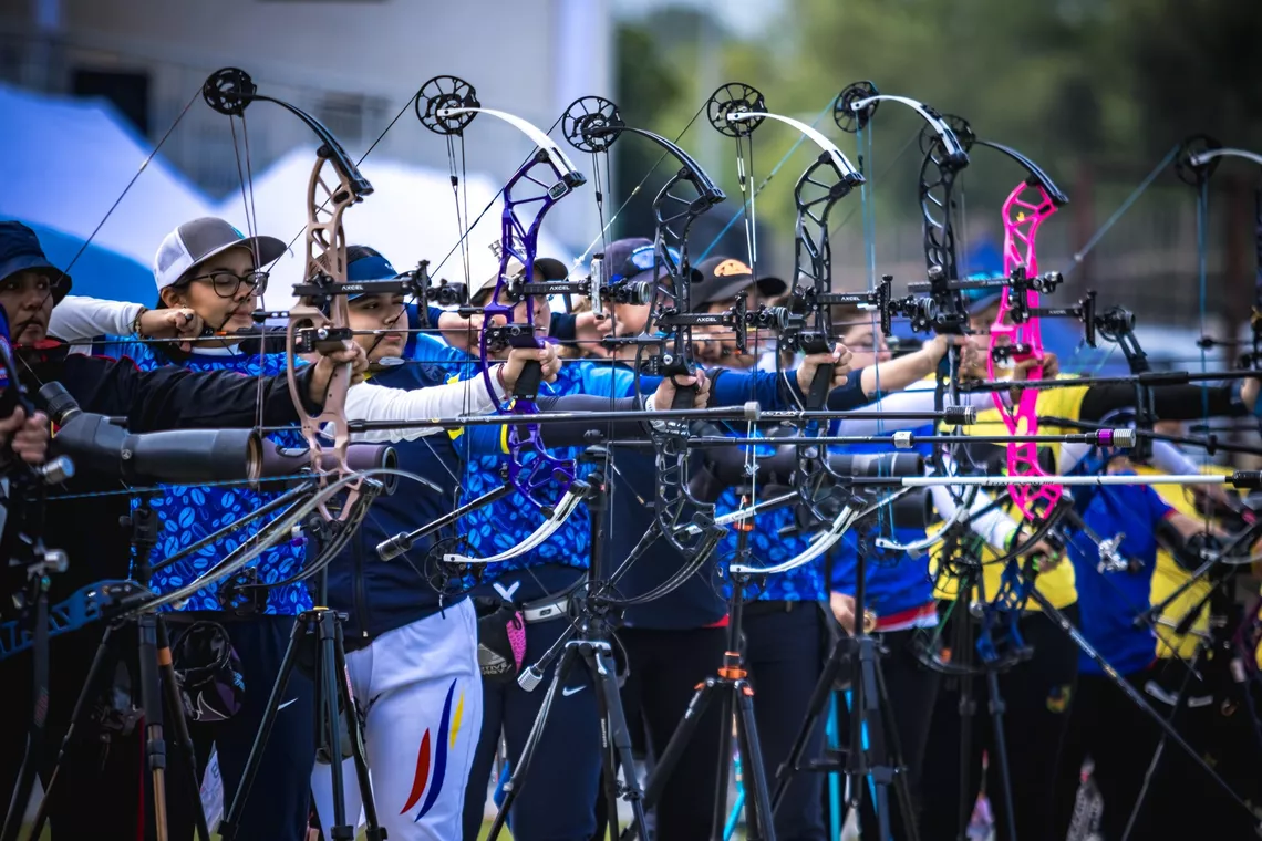 Archers, including Blanca Maritza Rodrigo Bueno, on the shooting line