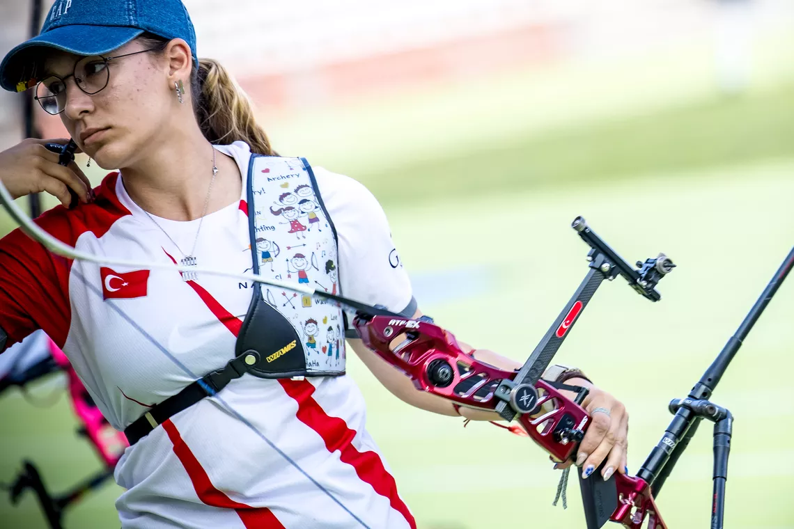 Dunya Yenihayat looking back to her coach after shooting a shot at Madrid 2026.