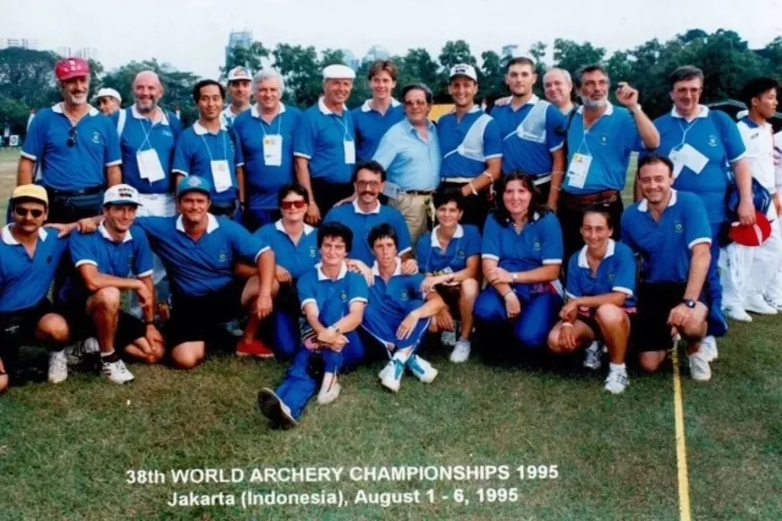 Antonella Ballarin sitting down on the floor in the Italy team group photo at the 1995 World Championships in Jakarta.