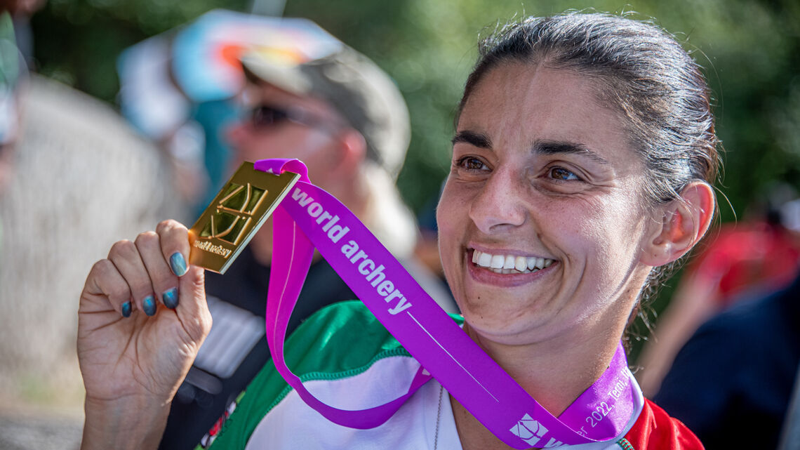 Cinzia Noziglia with medal at world 3D championships.