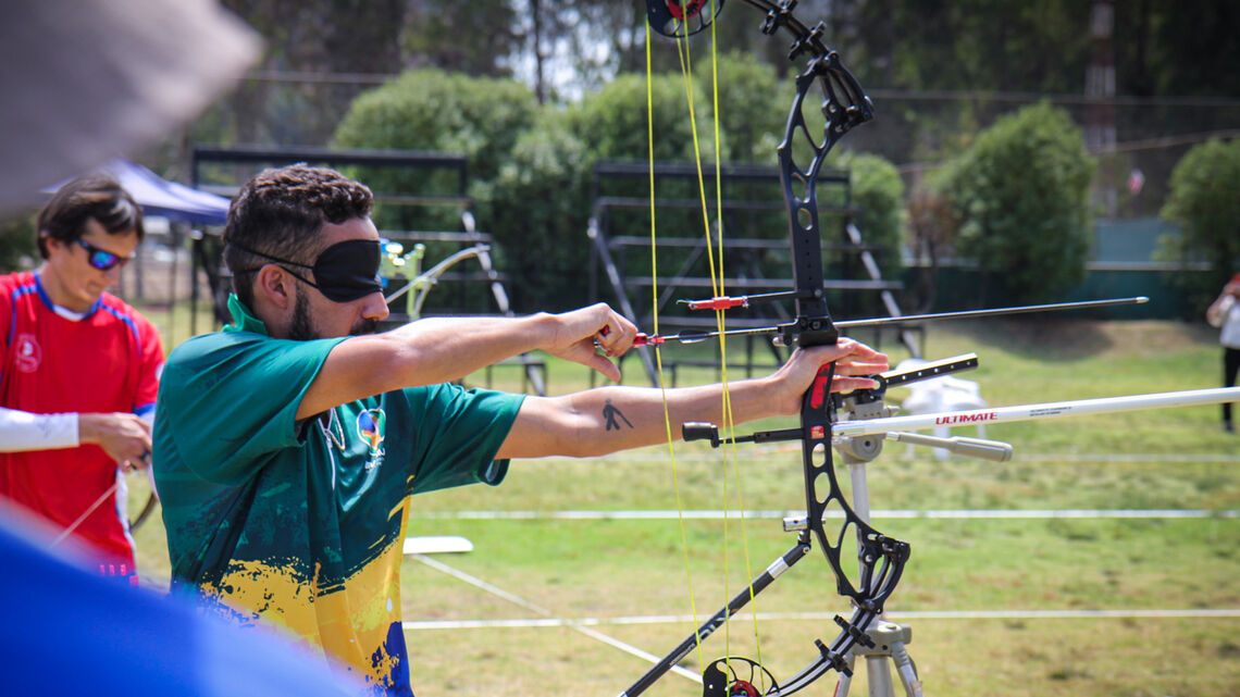 Gustavo Mendes shoots in the visually impaired 1 final in Santiago.