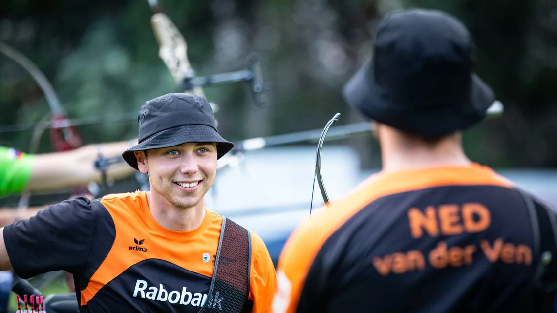 Steve Wijler smiles at his teammate on the line during the European Championships in 2021.