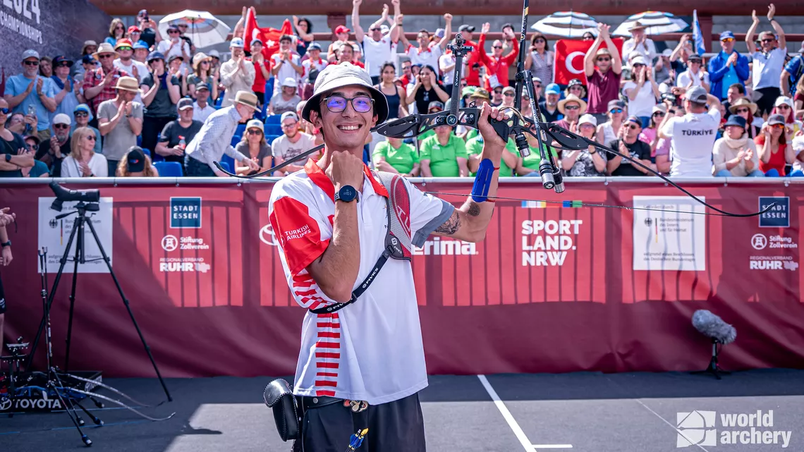 Mete Gazoz celebrates winning the Europeans in 2024.