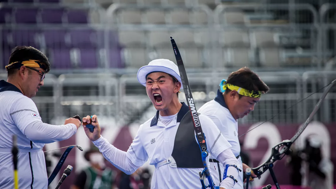 Kim Je Deok celebrates Korea winning team gold at the Tokyo 2020 Olympic Games.