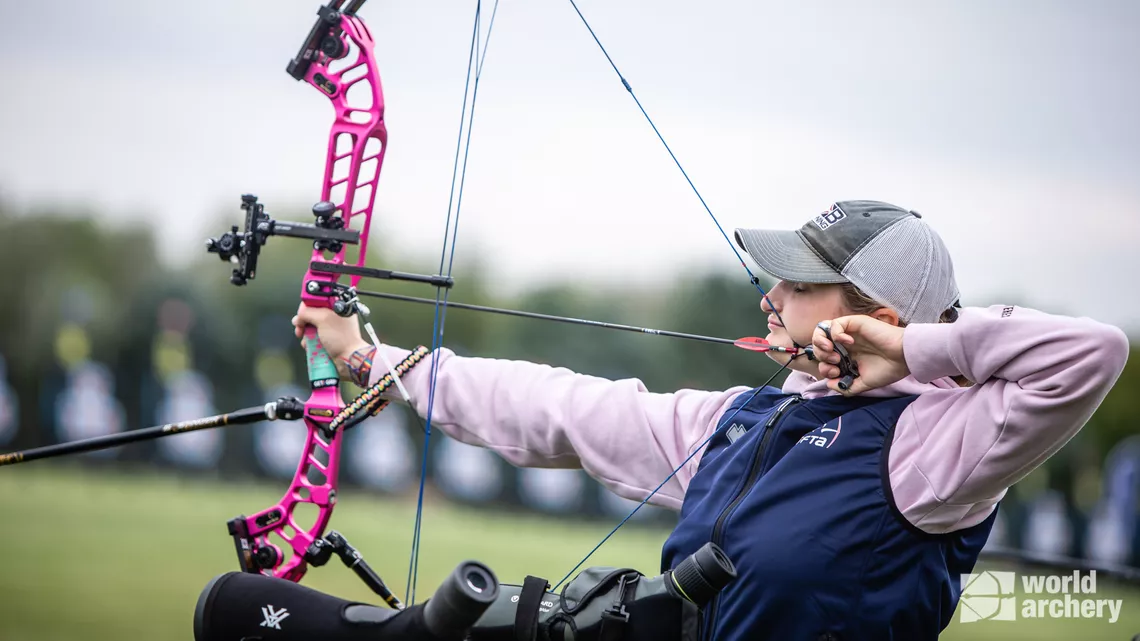 Lola Grandjean shooting her Sanlida bow in 2021.