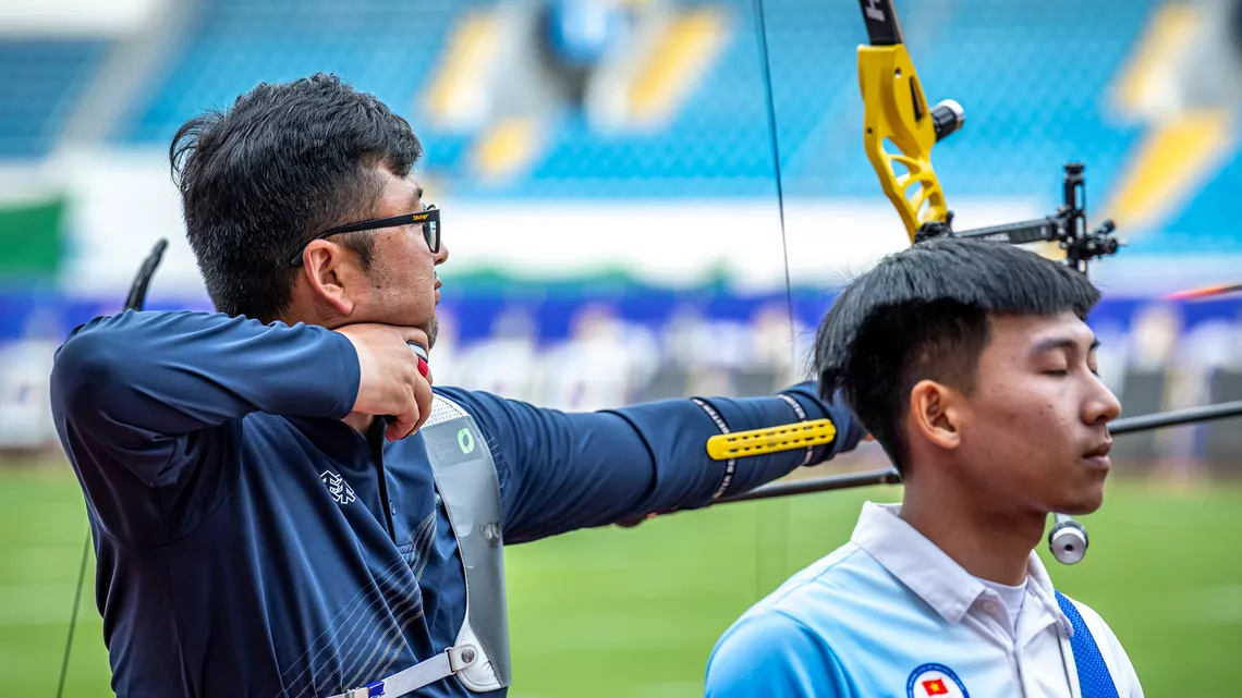 Kim Woojin aiming.