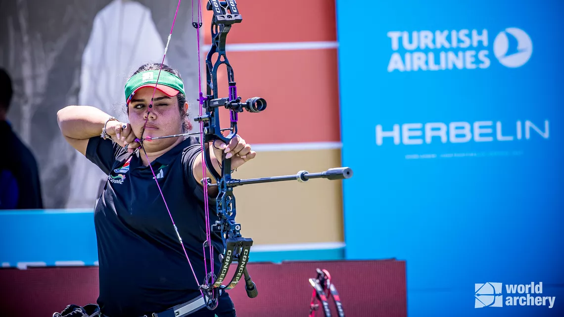 Andrea Becerra aiming.