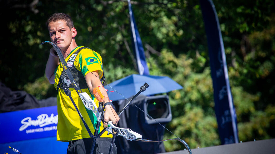 Marcus D'Almeida shoots at the Yankton 2021 Hyundai World Archery Championships.